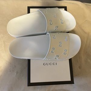 White GG printed detailed Gucci slides